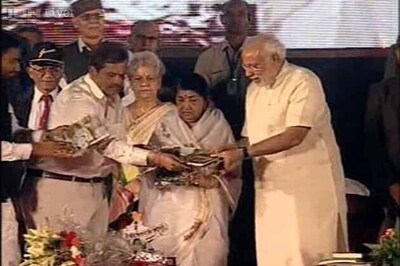 Congress, BJP squabble over 'Ae mere watan ke logon' lyricist Pradeep