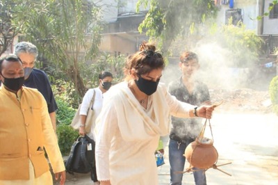 Raveena Tandon Performs Last Rites Of Dad Ravi Tandon, Bids Him An Emotional Goodbye. Watch Video