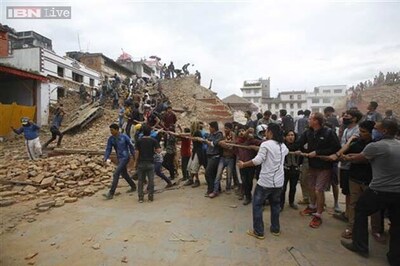 Devastated Nepal wakes up to a gloomy morning, India rescues 546 people, earthquake death toll 1,800