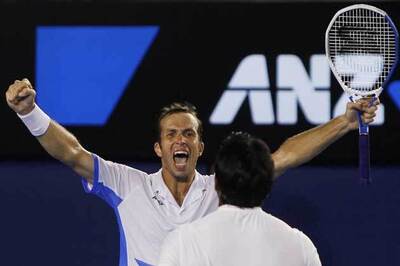 Paes-Stepanek move ahead in Wimbledon