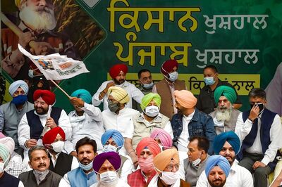 Punjab CM Stages Dharna at Delhi's Jantar Mantar Over Centre's Farm Laws, Alleges 'Step-motherly Treatment'