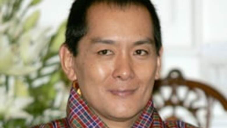 Bhutan king pays Manmohan a visit