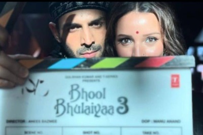 Kartik Aaryan Poses With Triptii Dimri As They Wrap Up Bhool Bhulaiyaa 3 First Schedule