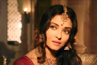 When Aishwarya Rai Bachchan Sat On The Floor, Enjoyed A Meal With Her Mom