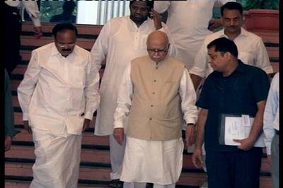 BJP leader LK Advani calls President Pranab Mukherjee to inquire about his wife's health