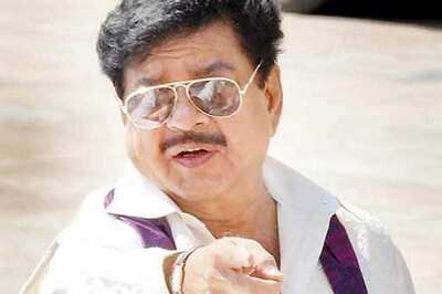 Youths show black flags to Shatrughan Sinha, beaten up