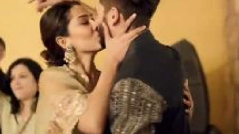 When Shahid Kapoor, Wife Mira Rajput Shared a Passionate Kiss in Sanah Kapur's Wedding; Watch Video