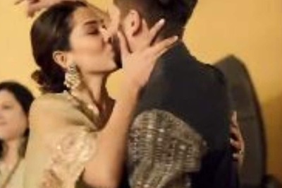 When Shahid Kapoor, Wife Mira Rajput Shared a Passionate Kiss in Sanah Kapur's Wedding; Watch Video