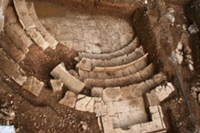 Greek archaeologists unearth rich tomb