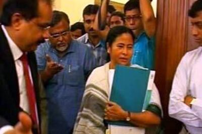 Left Front routed in Bengal, TMC-Cong lead