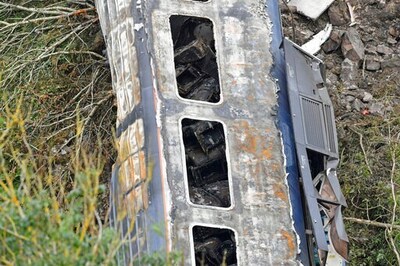 Scotland: Investigators confirm derailed train hit landslide