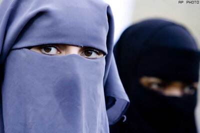Women in burqa pass security, Canada fumes