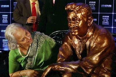 Waheeda breaks into tears unveiling Dev Anand's statue