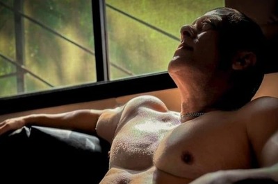 Salman Khan Sets Thirst Trap in Shirtless Pic, Flaunts Sexy, Toned Abs; Netizens React