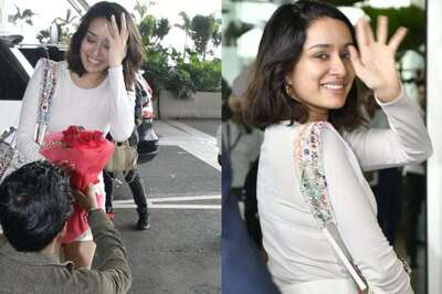 Shraddha Kapoor's Fan Goes Down On Knees With a Bouquet of Flowers, Leaves Actress Blushing; Watch