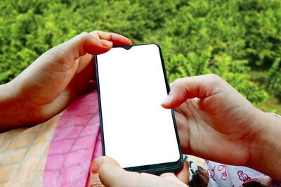 UP Govt to Distribute 25 Lakh Smartphones to Meritorious Students, SP Slams 'Labharthi' Politics