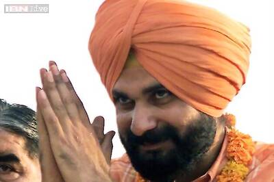 Navjot Singh Sidhu's convoy attacked by stone-pelters in Jammu
