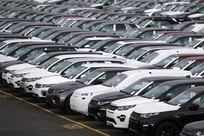 Jaguar Land Rover Agrees on Inflation-Beating UK Pay Deal: Source