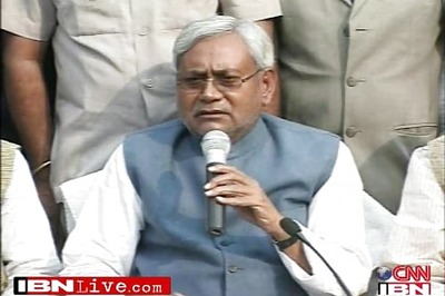 Teachers set vehicles afire during Nitish's meetings