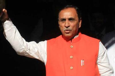 UP Congress Welcomes Vijay Rupani With Black Flags To Protest Attacks on Migrants in Gujarat