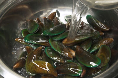 How to Clean and Debeard Mussels