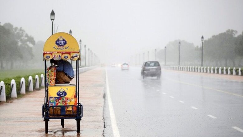 Delhi Wakes Up To Cloudy Skies, Light Rains Likely