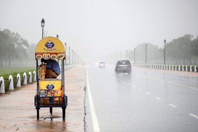 Delhi Wakes Up To Cloudy Skies, Light Rains Likely