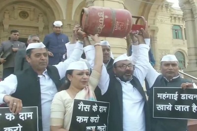 Congress Women Workers Cook Food on Earthen Ovens in Mathura Market to Protest LPG Price Rise