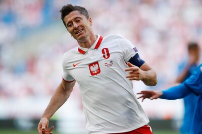 Robert Lewandowski Breaks Fan's Phone with His Curling Shot in Training Session