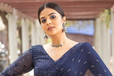 Anchor Sreemukhi Takes Glam Quotient a Notch Higher With Her Sequinned Blue Saree