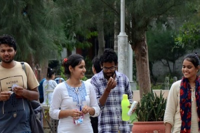 College of Art Students Stage Protest Near Kejriwal's Residence Over Institute’s Merger with Ambedkar University