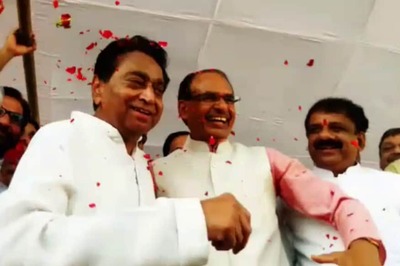 Shivraj Singh Chouhan, Kamal Nath Embrace Each Other in Show of Affection on Eid