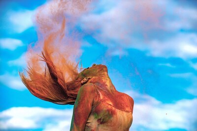 Holi 2021: Skin and Hair Care Tips to Follow Before Playing With Colours