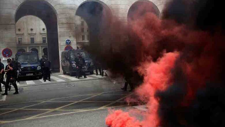 Spanish Police Storm Polling Station in Catalonia Independence Vote