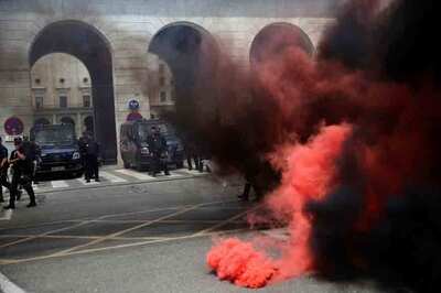Spanish Police Storm Polling Station in Catalonia Independence Vote