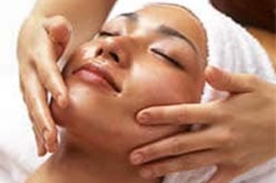UK's jobless get free massage, facial