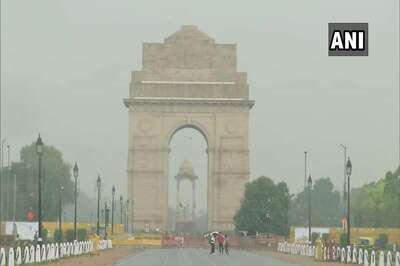 Parts of Delhi-NCR Receives Light Showers, Mercury Drops