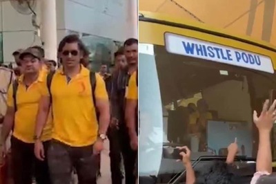MS Dhoni Receives Huge Reception on Arrival in Mumbai for MI vs CSK Clash: WATCH
