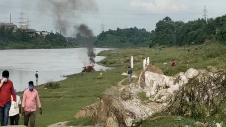 Health Scare in Jharkhand's Ramgarh as Locals Allege Disposal of Covid-19 Positive Bodies, PPE Kits in Damodar River