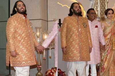 Dulha Anant Ambani Ditches Jhooti For Sports Shoes for Wedding; Poses With Mukesh Ambani, Nita Ambani