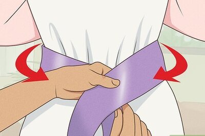 How to Tie a Perfect Sash Bow on a Dress