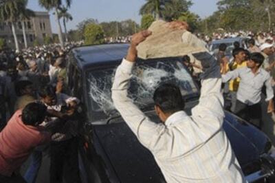 Cops open fire on Telangana supporters on campus