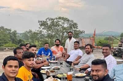 Friendship Goals: MS Dhoni's Pictured with ‘Close Friends’ at a Dhaba - SEE PHOTO