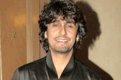 Cops save Sonu Niigam from a female fan