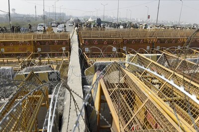 Farmers' Protest: Despite Increasing Number of Barricades, Thousands Converge at Ghazipur Border