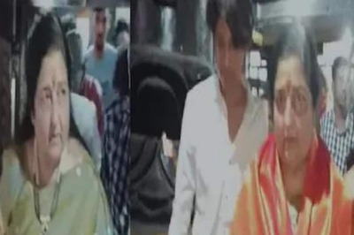 Veteran Singer Anuradha Paudwal Pays Visit To Guru Shukracharya Mandir