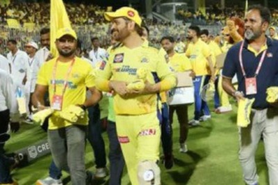 Dhoni Thanking Chepauk Crowd with Ice Pack Tied Around His Knee Turns Twitter Emotional - See Pics