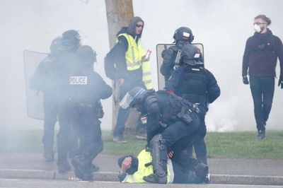 French Police Break up Yellow Vest Protest with Tear Gas, Officers, Protesters Injured