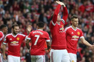 EPL: Manchester United beat Sunderland 3-0 to go top of the table