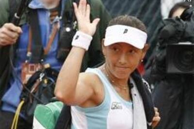 Mauresmo, Davydenko enter second round in Paris